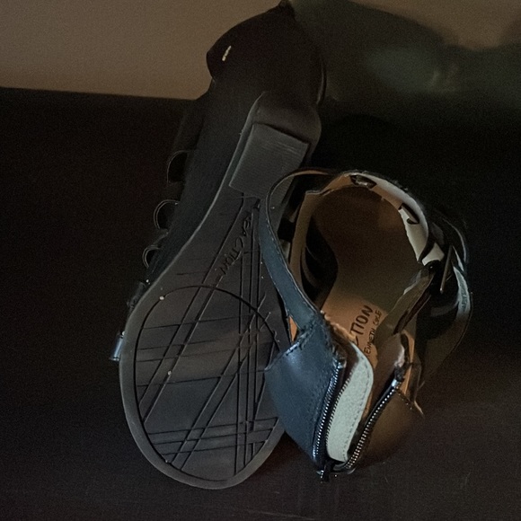 Reaction by Kenneth Cole black wedges in size 7 - Picture 3 of 3